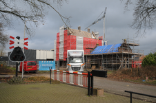 909564 Gezicht op het voormalige stationsgebouw Woudenberg-Scherpenzeel (Spoorlaan 4) te Woudenberg, tijdens de restauratie.